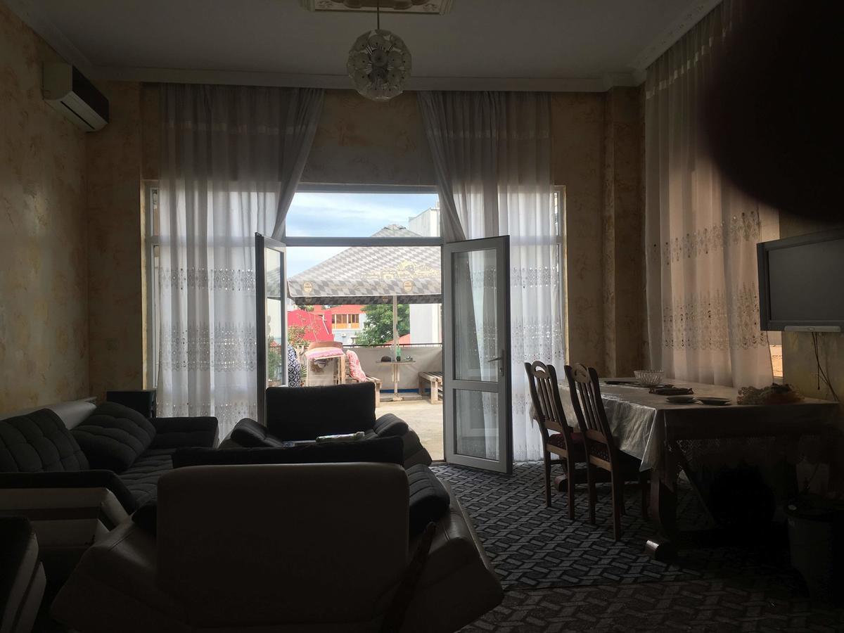 Duru'S Apartment With 3 Bedrooms Batoemi Buitenkant foto